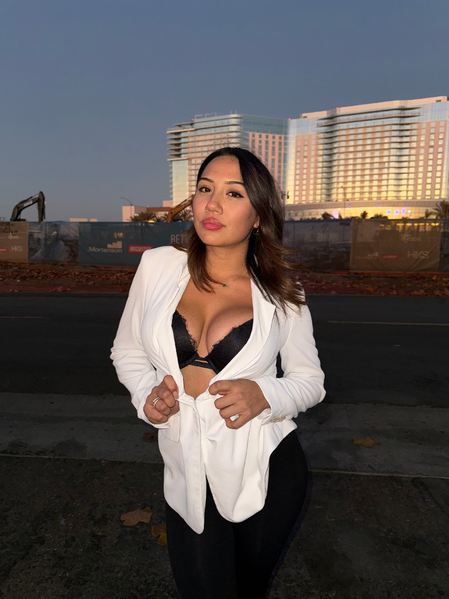 Take a pause and enjoy Ali Cruz — streaming from Krakow