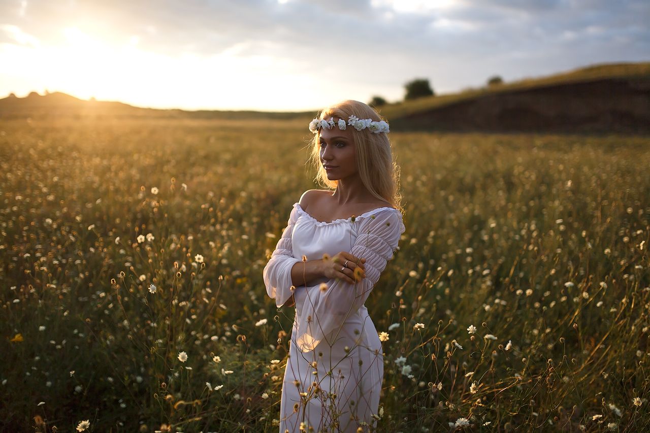 Girls in Slavic costumes in Krakow